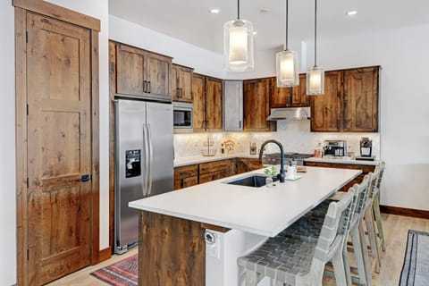 Stunning Fully Stocked Chefs Kitchen