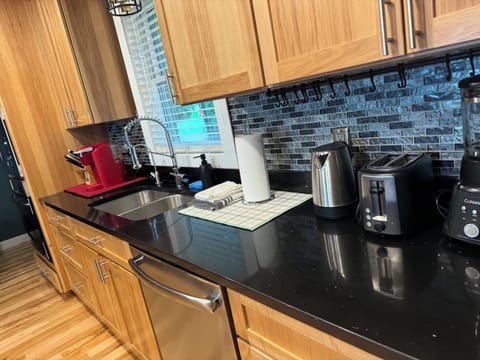 Modern kitchen with granite countertops - fully equipped