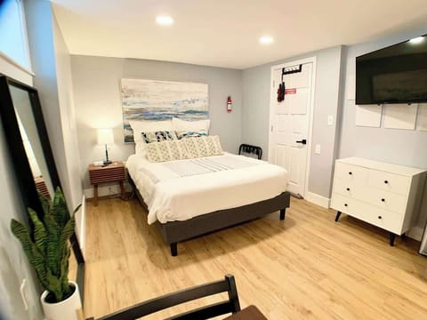 Corner view of the queen size bed with a 10-12 inch hybrid mattress (Memory Foam + Springs)
Large 4k tv with Netflix, Hulu, Disney and Prime. 
You also see the emergency back door. 