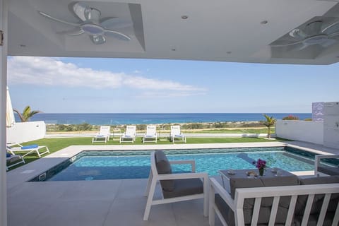 Villa Roxy, 3BDR Seafront Villa, Close to Konnos Bay Beach