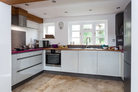 Forge Cottage, Winchcombe: Fully equipped kitchen with Tassimo coffee machine