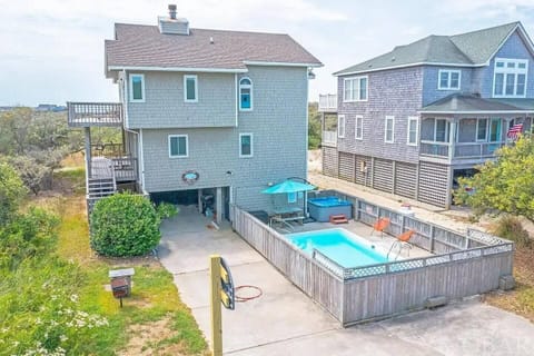 Private pool/got tub, basketball hoop, and grill