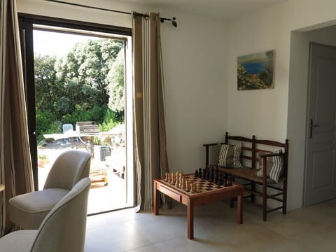 Jeu d'échec dans la pièce à vivre.