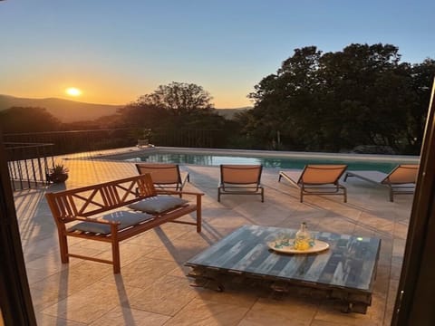 Coucher de soleil sur la terrasse et la piscine.