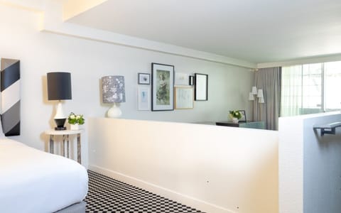 Unit with 1 King or 2 Queen bed. Exact unit will be assigned upon arrival. Views, colors and decor may vary.