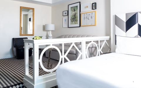 Unit with 1 king-size or queen-size bed. Exact unit will be assigned upon arrival. Views, colors and decor may vary.