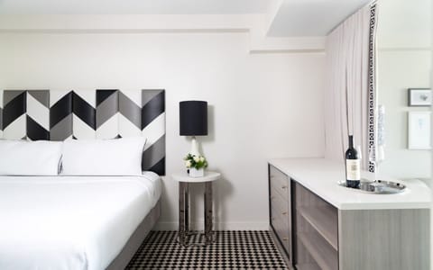 Unit with 1 King size bed. Exact unit will be assigned upon arrival. Views, colors and decor may vary.