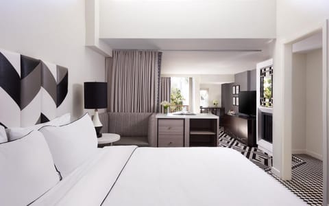 Unit with 1 King size bed. Exact unit will be assigned upon arrival. Views, colors and decor may vary.