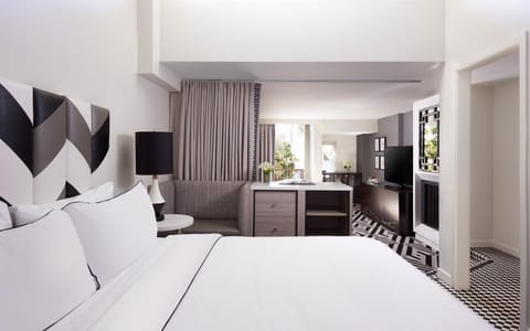 Unit with 1 King size bed. Exact unit will be assigned upon arrival. Views, colors and decor may vary.