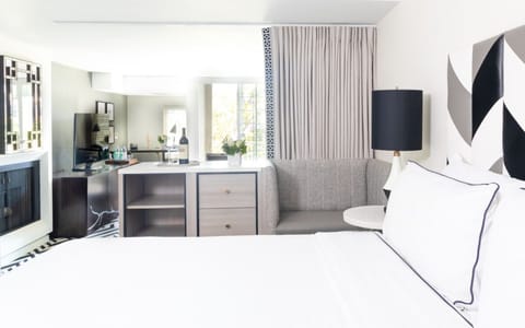 Unit with 1 King size bed. Exact unit will be assigned upon arrival. Views, colors and decor may vary.