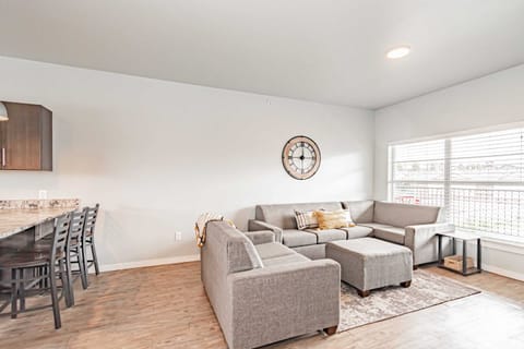 Luminous space & seating area to accommodate 6 guests