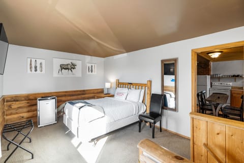 Bedroom 1 lower queen bed