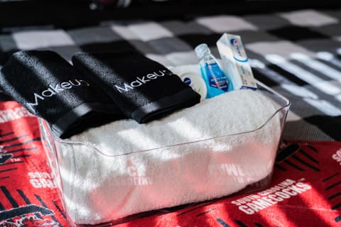 Welcome basket
Complimentary lotion, mouthwash, lotion.