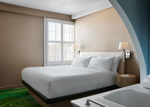 Unit with 1 King size bed. Exact unit will be assigned upon arrival. Views, colors and decor may vary.