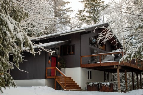 Modern chalet nestled among the trees in the heart of the White Mountains