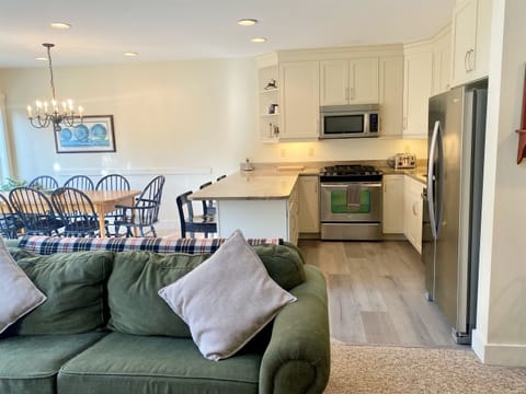 Central kitchen & breakfast bar