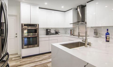 Modern and fully equipped with the appliances you will need 