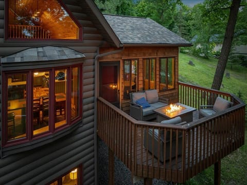 Lakeside Deck w/ Firetable