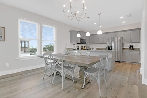 Enjoy dinner with the family.
* Both units are identical