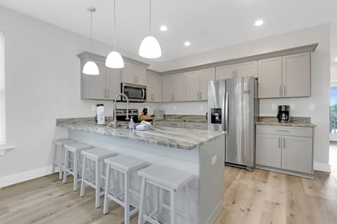 Have breakfast or a cold drink at the bar.
* Both units are identical