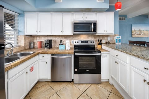 Kitchen - Full service kitchen with stainless steel appliances