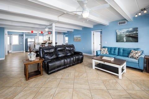 Living Room - Plenty of seating for everyone