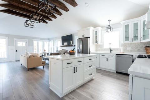 Fully equipped kitchen, microwave, dishwasher, drip coffee maker.