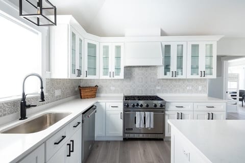 Fully equipped kitchen, microwave, dishwasher, drip coffee maker.