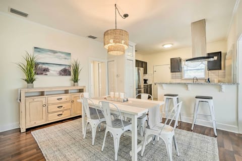 Dining Area | Dishware & Flatware Provided