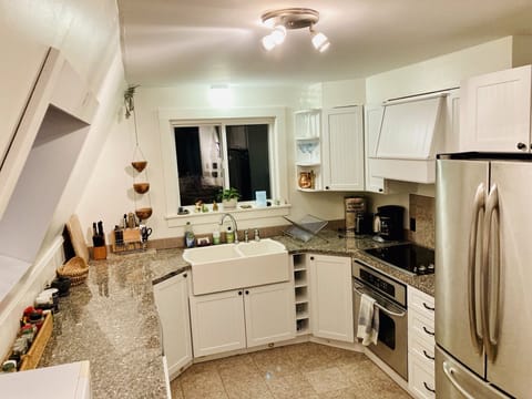 Kitchen (main floor)