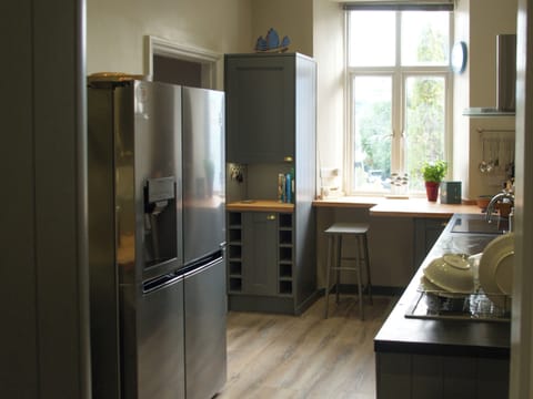 Well-equipped fitted kitchen | Neuadd, Menai Bridge, near Bangor