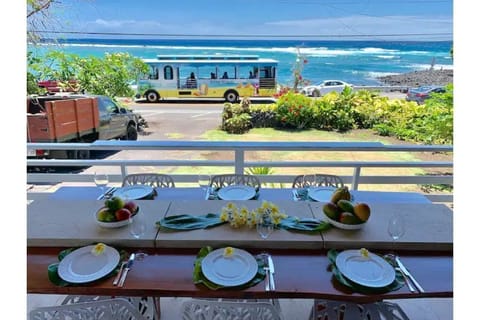 FABULOUS 5 STAR LOCATION ACROSS KAHALU"U BAY BEACH & NEXT TO SURF SCHOOL!