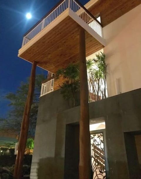 BEAUTIFUL, MODERN/HAWAIIAN STYLE HOME- Minutes to Beaches, REstaurants, Shops!