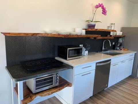 Fully equipped kitchenette