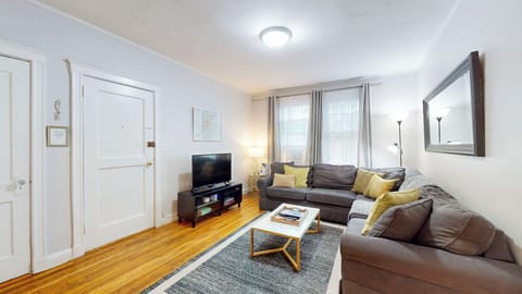 Living Room w/ Lots of Seating: great for hosting guests