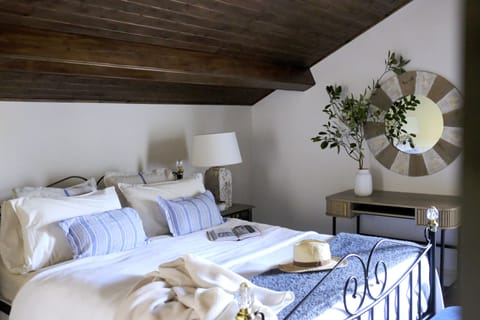 First Floor
Country Suite with Private Bathroom
Fits 2 people (queen bed)