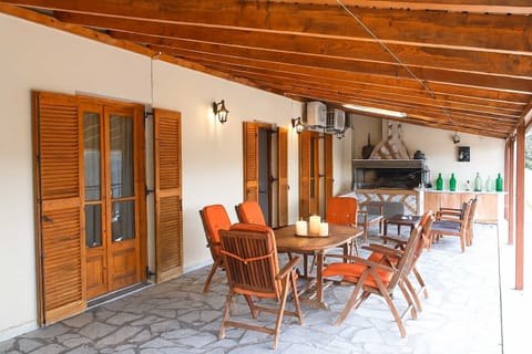 Outdoor Dining Area on the Veranda – Enjoy meals surrounded by fresh air and natural scenery.