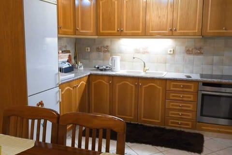 Kitchen Amenities and Wooden Cabinets – Practical layout with a warm and traditional touch.