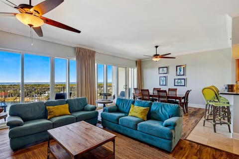 Sailmaker 903 Living Room