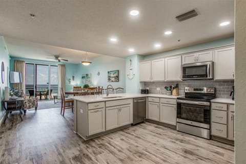 Spanish Key 206 Kitchen and Dining Room