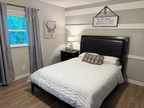 bedroom with queen size bed