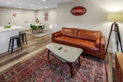Grand Living room, leather couch