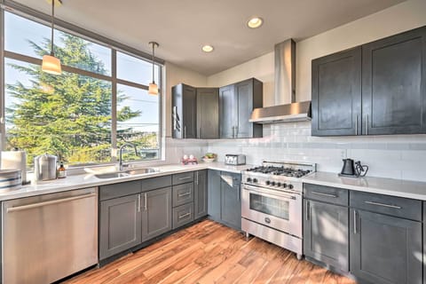 Kitchen | Equipped w/ Cooking Essentials