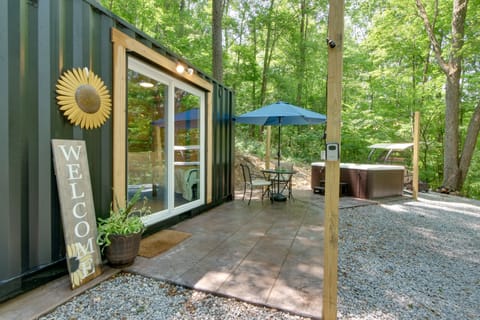 Loudonville Vacation Rental | Studio | 1BA | 160 Sq Ft | 1 Step Required