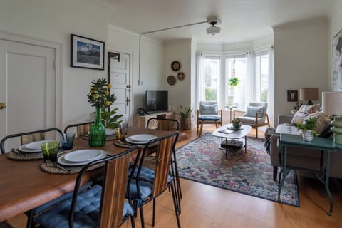 Light filled room with charming bay window. Best seats in the house :)