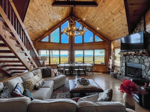 Cloud Dreamer is where to find your bliss! Long range mountain views greet you right as you walk in the door!