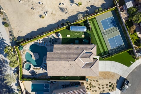 THE CAMP!!!!  Pickle ball court, Airstream with queen bed, a tent, lawn bowling, putting green, and lots of outdoor games!