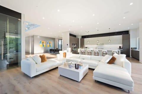 Expansive sofa for ultimate comfort