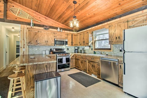 Kitchen | Rustic Decor | < 1 Mi to Breezy Point Resort
