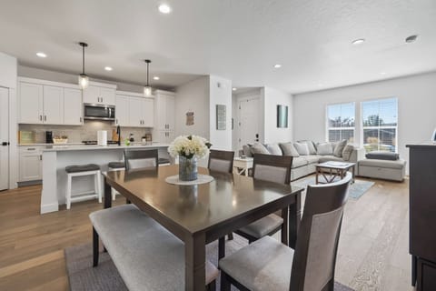 Large open concept main level..perfect for entertaining!! 